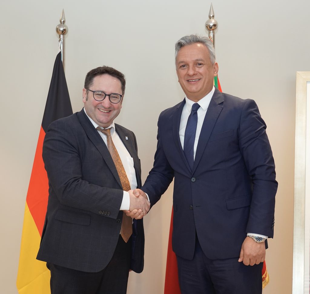 Marokkos Investitionsminister nimmt Bayerns Wirtschaftsstaatssekretär Tobias Gotthardt in Empfang. Foto: StMWi.