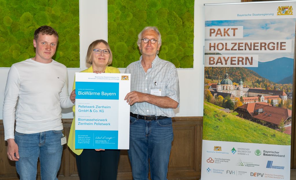 Amtschefin Dr. Sabine Jarothe überreichte eine Förderurkunde aus dem Förderprogramm "BioWärme Bayern" an Vertreter der Pelletwerk Ziertheim GmbH & Co. KG. Foto: StMWi/Bastian Brummer