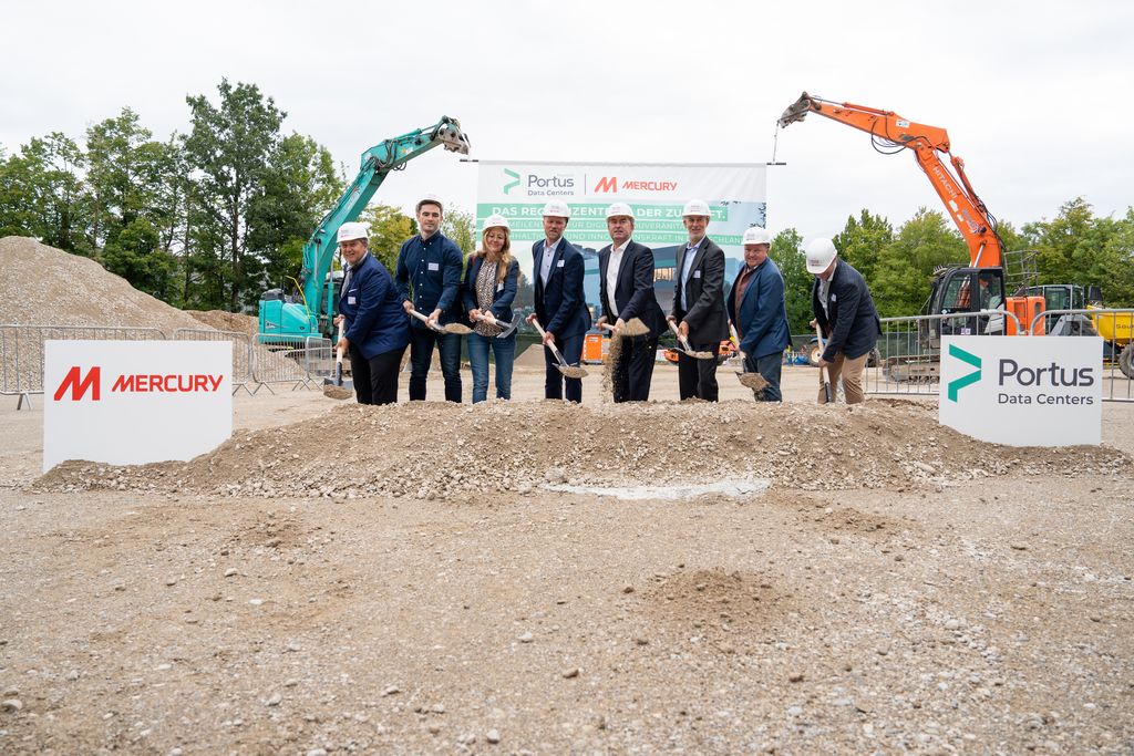 Bayerns Wirtschaftsminister Hubert Aiwanger beim Spatenstich des Erweiterungsbaus von Portus Data Centers München GmbH, gemeinsam mit (v.l.n.r.) Werner Theiner (German Mittelstand e.V.), Beate Neubauer (2. Bürgermeisterin Kirchheim b. München), Marco Kain (Geschäftsführung Portus Data Centers), Falk Weinrich (Geschäftsführung Portus Data Centers), Otto Bußjäger (stellv. Landrat München) und Gerry o‘Donnell (Geschäftsführer Mercury)