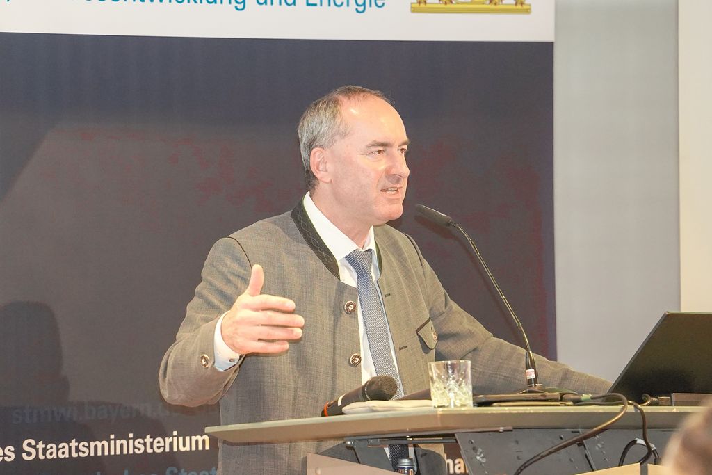 Energieminister Hubert Aiwanger würdigt die Arbeit der Windkümmerer. Foto: StMWi.