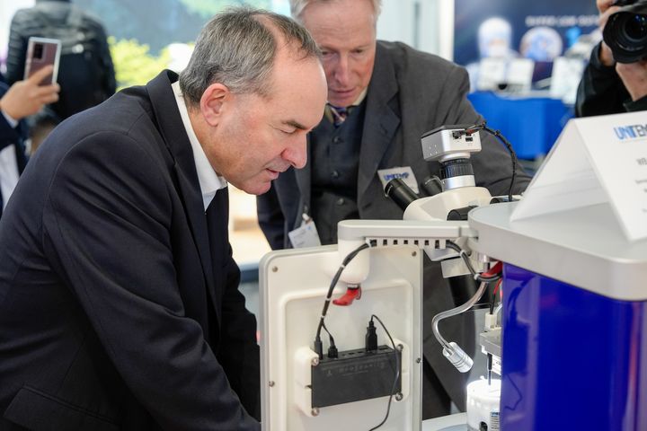 Aussteller präsentierten Bayerns Wirtschaftsminister Hubert Aiwanger ihre aktuellen Entwicklungen.
Foto: StMWi/K. Huber