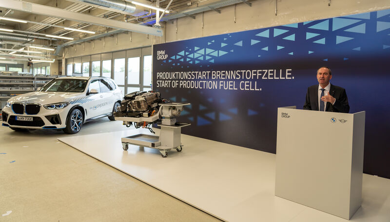 Wirtschaftsminister Hubert Aiwanger bei dem Produktionsstart des BMW iX5 Hydrogen im BMW Werk Garching