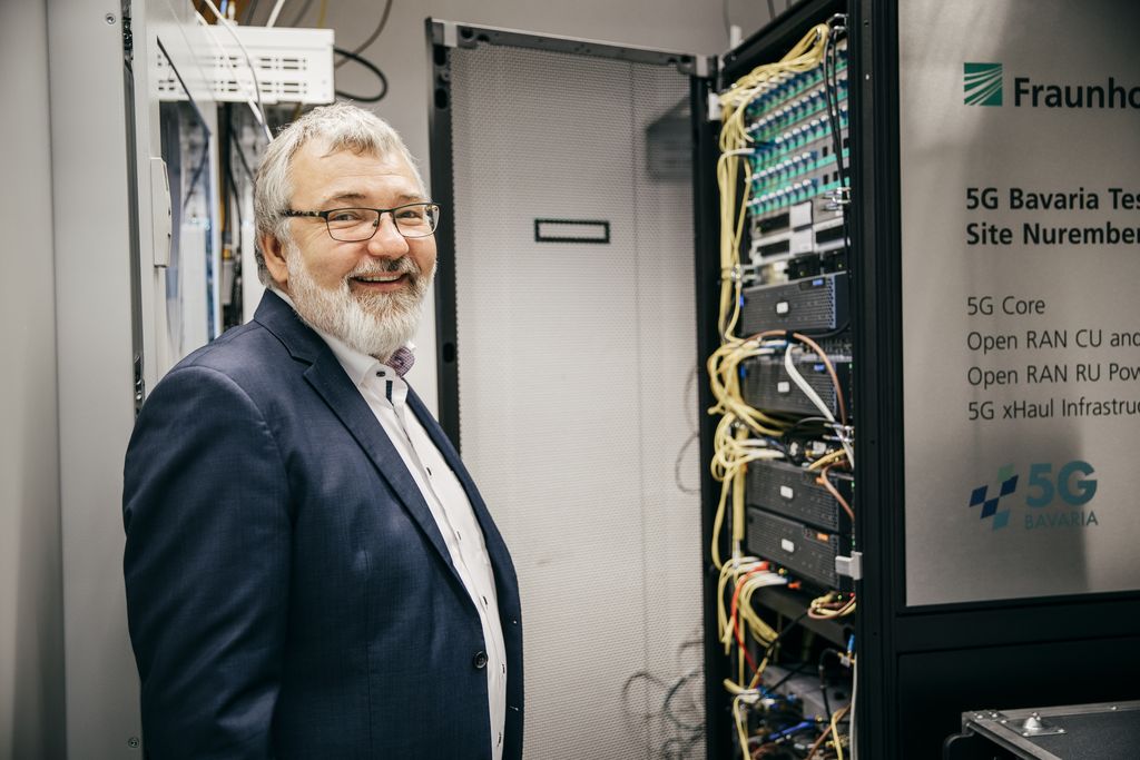 Der Chef am „Core“: Projektleiter Thomas von der Grün steht vor einem technischen Herzstück des Testbeds 5G Bavaria.
