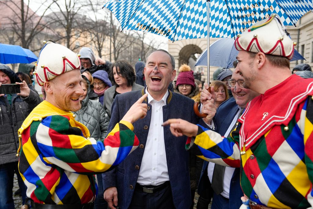 Der Bayerische Wirtschaftsminister Hubert Aiwanger begrüßt die Original Münchner Schäfflertanzgruppe. 