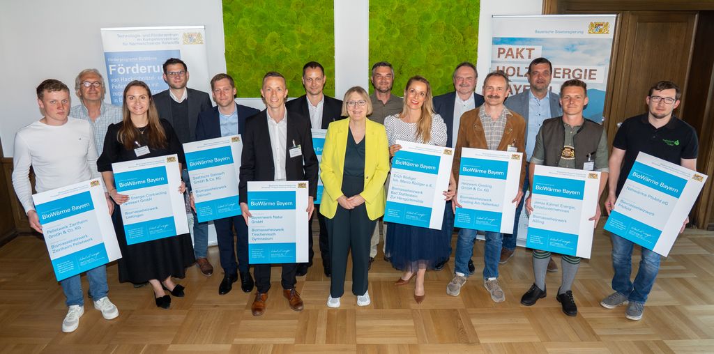 Amtschefin Dr. Sabine Jarothe hat im Wirtschaftsministerium stellvertretend für alle seit 2023 geförderten Vorhaben im Rahmen des Förderprogramms "BioWärme Bayern" einige Projektinitiativen besonders gewürdigt und Förderurkunden überreicht. Foto: StMWi/Bastian Brummer