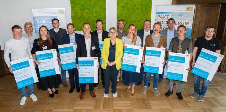 Amtschefin Dr. Sabine Jarothe hat im Wirtschaftsministerium stellvertretend für alle seit 2023 geförderten Vorhaben im Rahmen des Förderprogramms &quot;BioWärme Bayern&quot; einige Projektinitiativen besonders gewürdigt und Förderurkunden überreicht. Foto: StMWi/Bastian Brummer