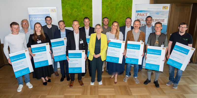 Amtschefin Dr. Sabine Jarothe hat im Wirtschaftsministerium stellvertretend für alle seit 2023 geförderten Vorhaben im Rahmen des Förderprogramms "BioWärme Bayern" einige Projektinitiativen besonders gewürdigt und Förderurkunden überreicht. Foto: StMWi/Bastian Brummer