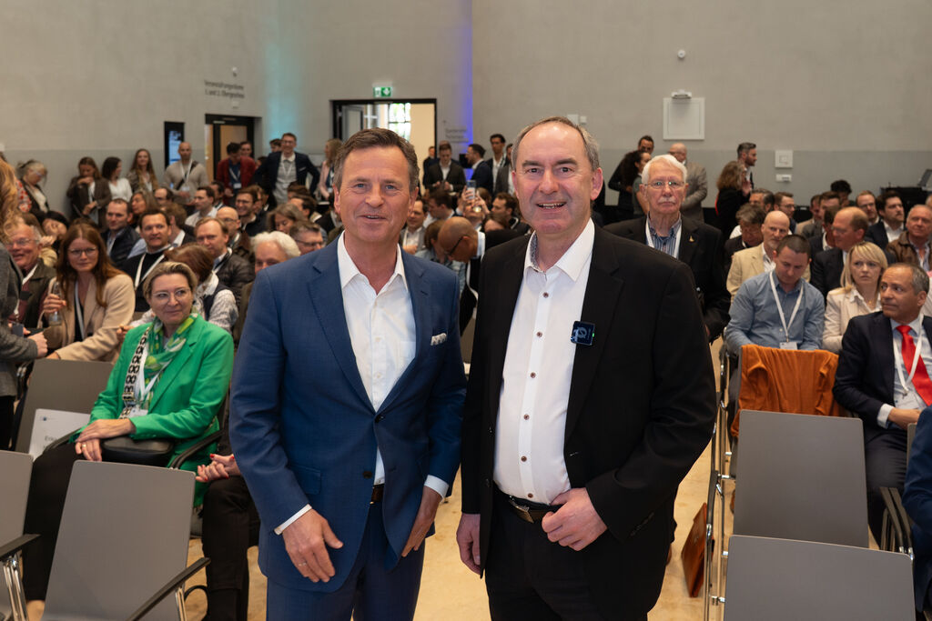 Bayerns Wirtschaftsminister Hubert Aiwanger und Manfred Gößl, Hauptgeschäftsführer des Bayerischen Industrie- und Handelskammertags (Foto: StMWi)