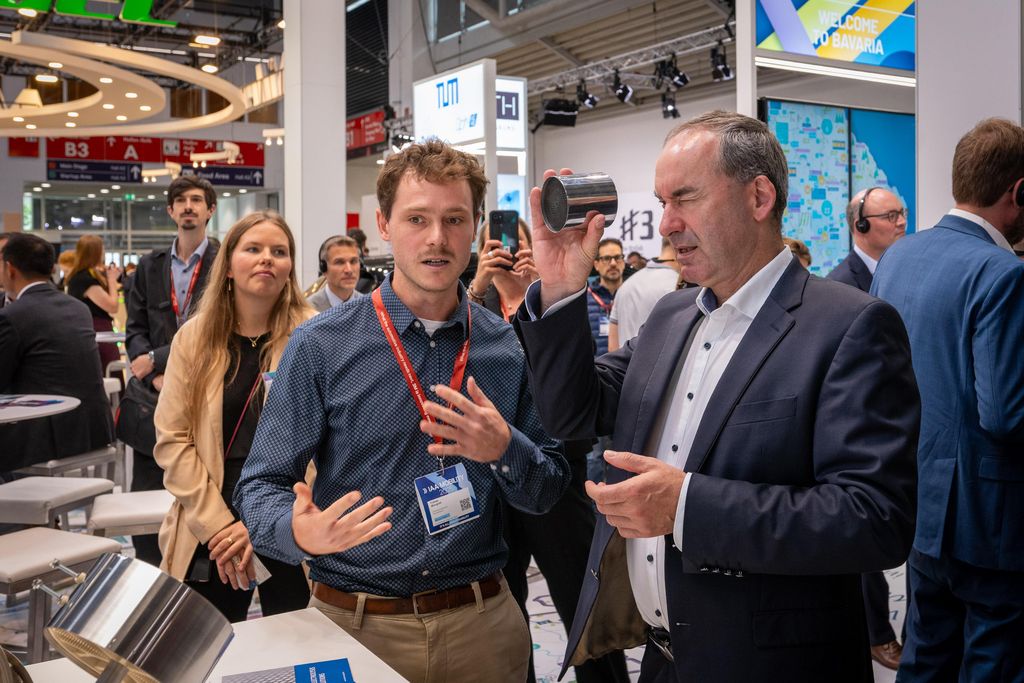 Impressionen des IAA Rundgangs mit Bayerns Wirtschaftsminister Hubert Aiwanger.