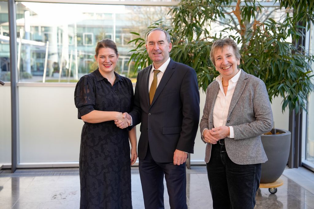 Trafen sich zum gemeinsamen Austausch: die norwegische Wirtschaftsministerin Cecilie Myrseth (v. l), Bayerns Wirtschaftsminister Hubert Aiwanger und Elisabeth Ewen, Vorständin für Personal, Unternehmenskultur und Recht der Fraunhofer Gesellschaft. 
Foto: StMWi/ K. Huber