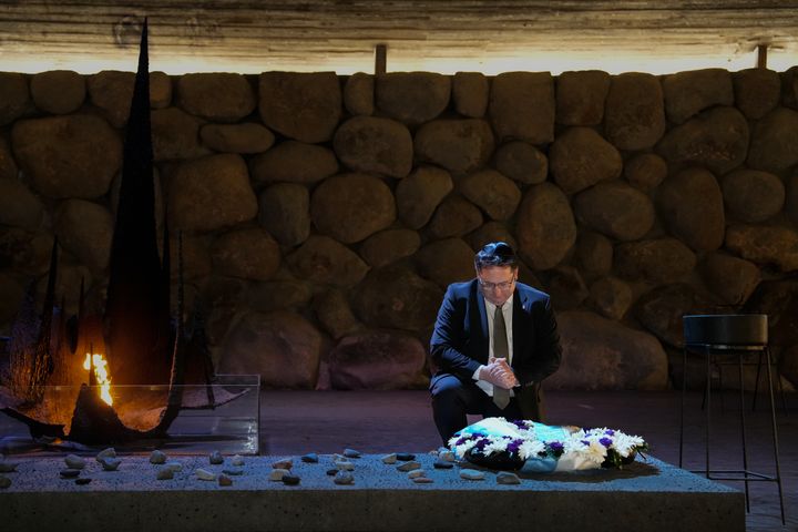 Staatssekretär Tobias Gotthardt legt bei Yad Vashem einen Kranz nieder. Foto: StMWi/F. Wachtveitl.