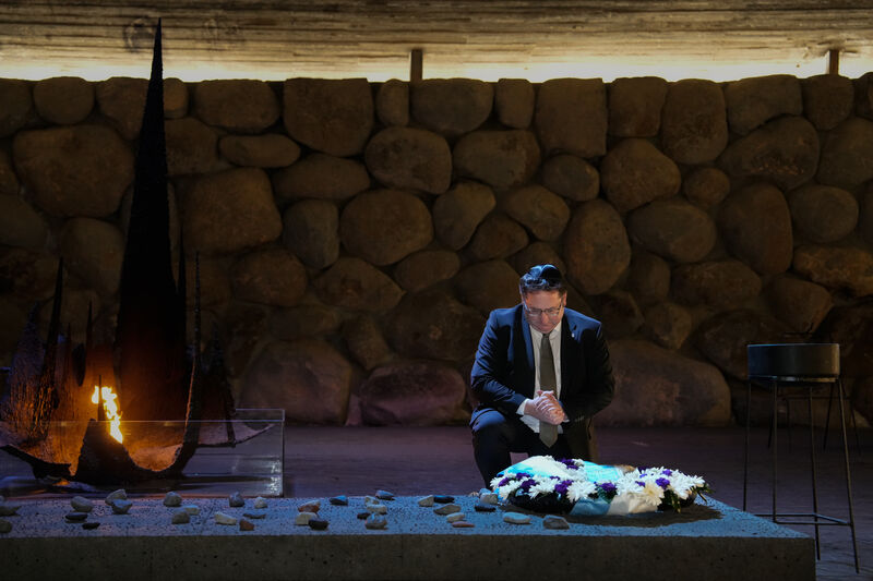 Staatssekretär Tobias Gotthardt legt bei Yad Vashem einen Kranz nieder. Foto: StMWi/F. Wachtveitl.