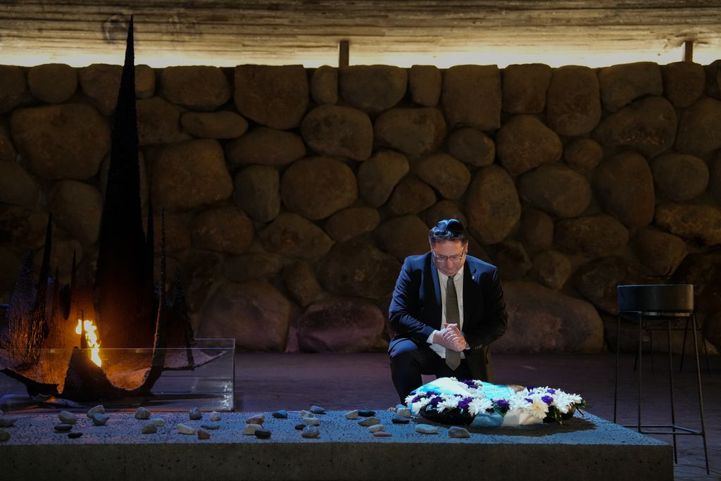 Staatssekretär Tobias Gotthardt legt bei Yad Vashem einen Kranz nieder. Foto: StMWi/F. Wachtveitl.