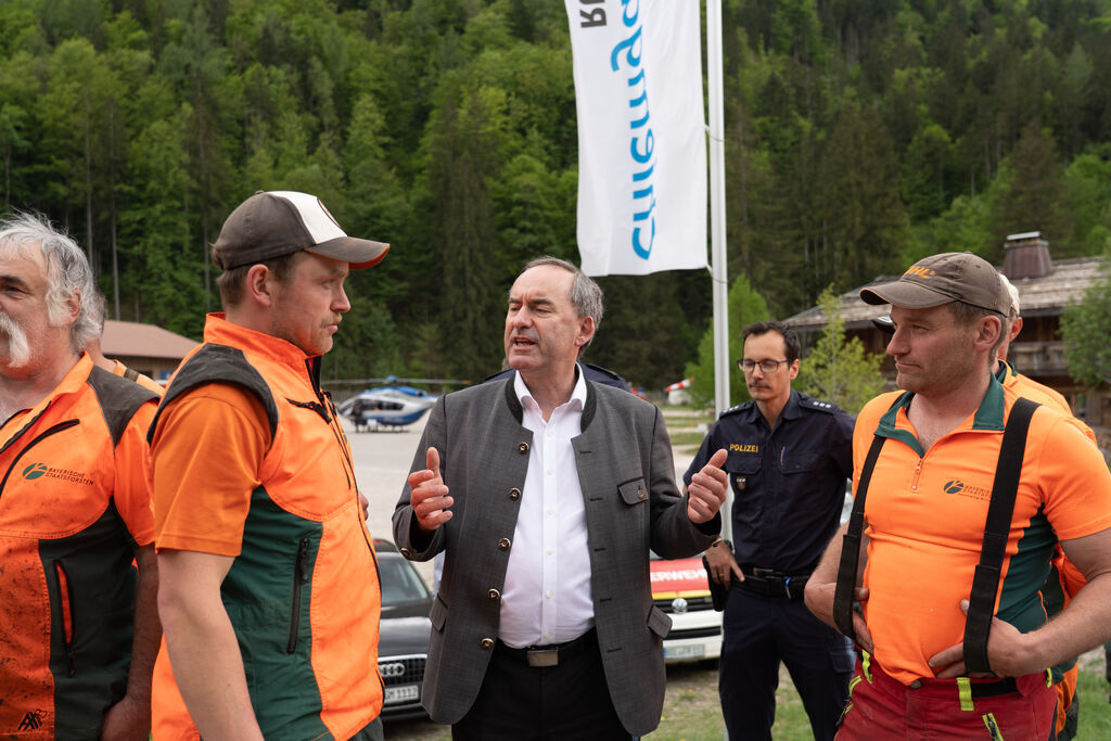 Vor Ort hat sich Bayerns Wirtschaftsminister Hubert Aiwanger über die aktuelle Lage und die bisherigen Schäden informiert.
Foto: StMWi