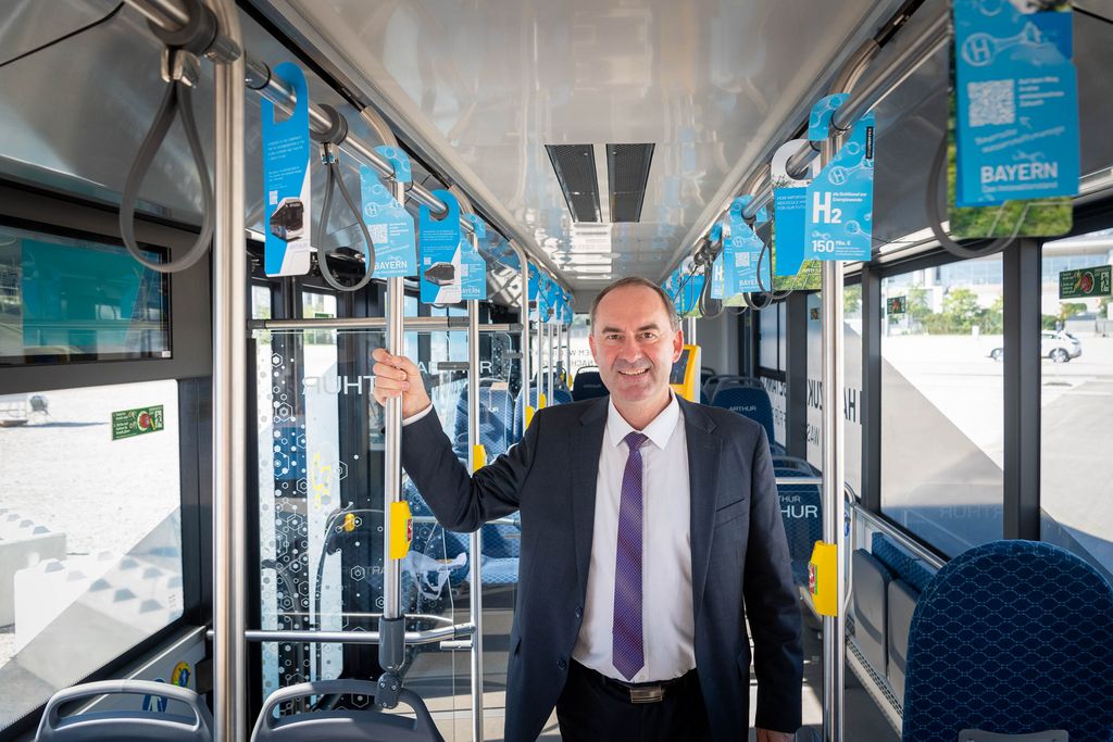 Bayerns Wirtschaftsminister Hubert Aiwanger besucht die IAA MOBILITY 2023