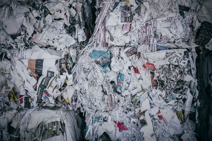 Verschiedene Arten von Altpapier gemixt ergeben die richtige Rezeptur für neues Papier.