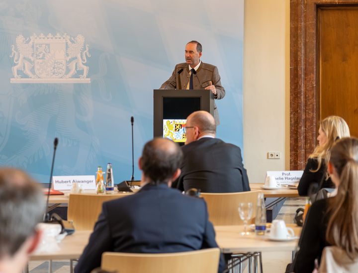 Wirtschaftsminister Aiwanger betonte die Wichtigkeit des Chip-Design-Center für den Halbleiterstandort Bayern. (Foto: StMWi / E. Neureuther)