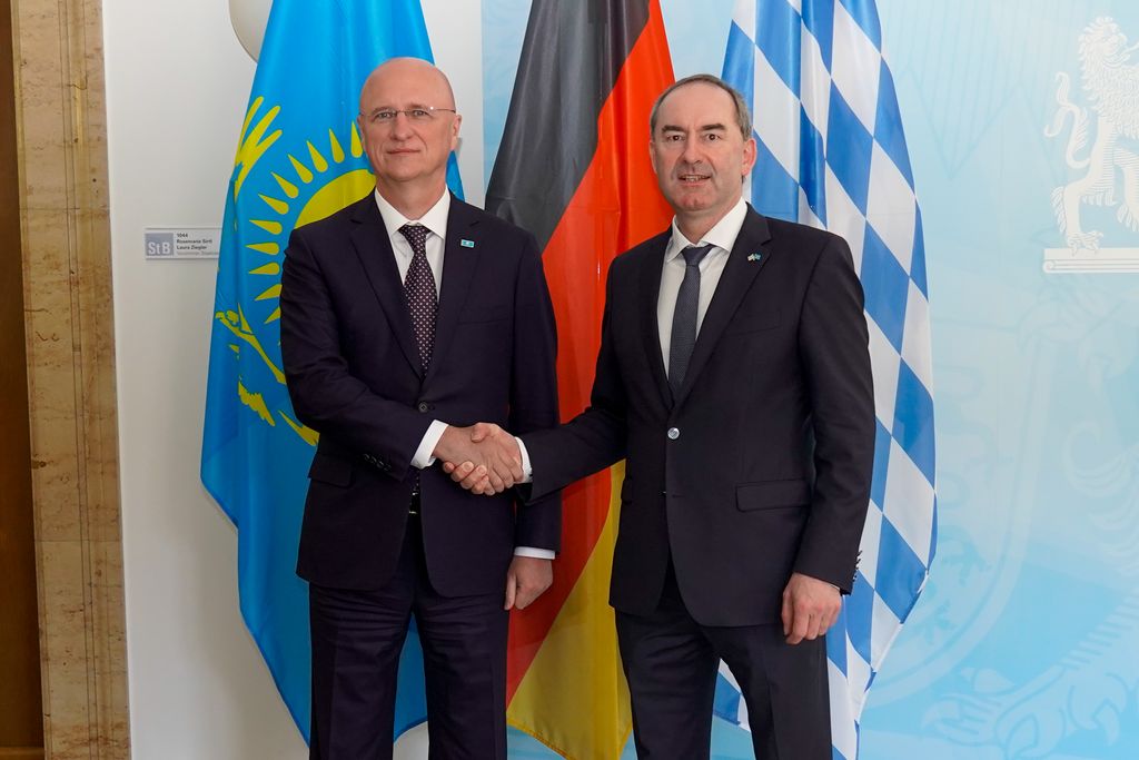 Bayerns Wirtschaftsminister Hubert Aiwanger hat den kasachischen Vize-Premierminister, Roman Sklyar, empfangen.
Foto: StMWi