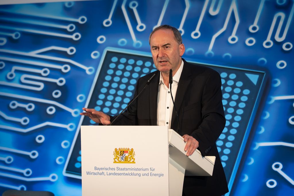 Bayerns Wirtschaftsminister Hubert Aiwanger auf dem Bayerischen Halbleiter-Kongress (Foto: StMWi/A. Heddergott)