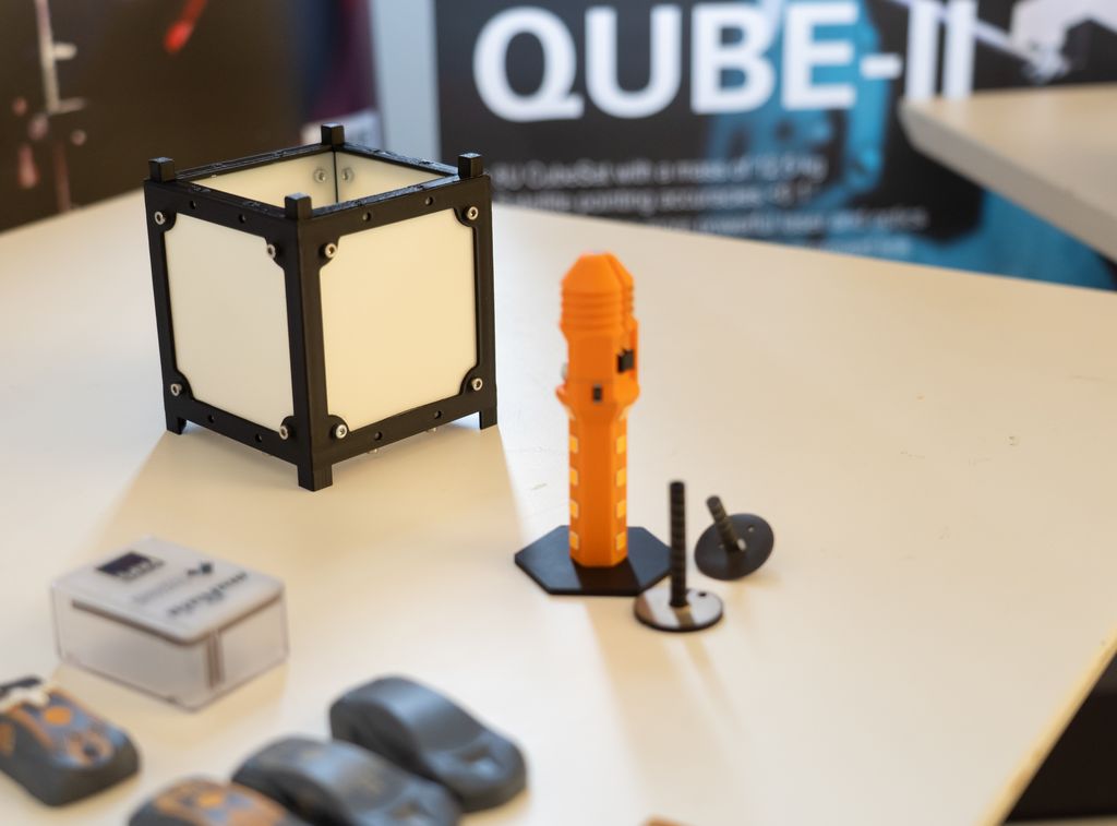 Bayerns Wirtschaftsminister Hubert Aiwanger hat heute einen Förderbescheid über knapp 1,8 Millionen Euro an den Forschungsverbund FORnanoSatellites übergeben. Foto: StMWi/Bastian Brummer