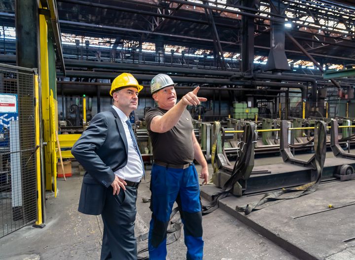 Wirtschaftsminister Hubert Aiwanger besichtigt das Rohrwerk Maxhütte © StMWi/E. Neureuther