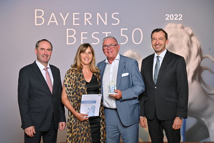 Bayerns Wirtschaftsminister Hubert Aiwanger (links) übergibt die Auszeichnung "Bayerns Best 50" an die AICHER GROUP GmbH & Co. KG.