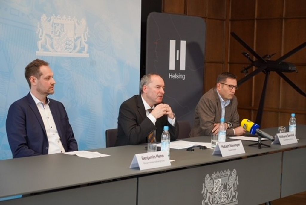 Bayerns Wirtschaftsminister Hubert Aiwanger (Mitte), der Geschäftsführer von Helsing Deutschland, Wolfgang Gammel (rechts), und der Bürgermeister von Hallbergmoos, Benjamin Henn, stellten das Projekt vor. Foto: Korbinian Huber/StMWi