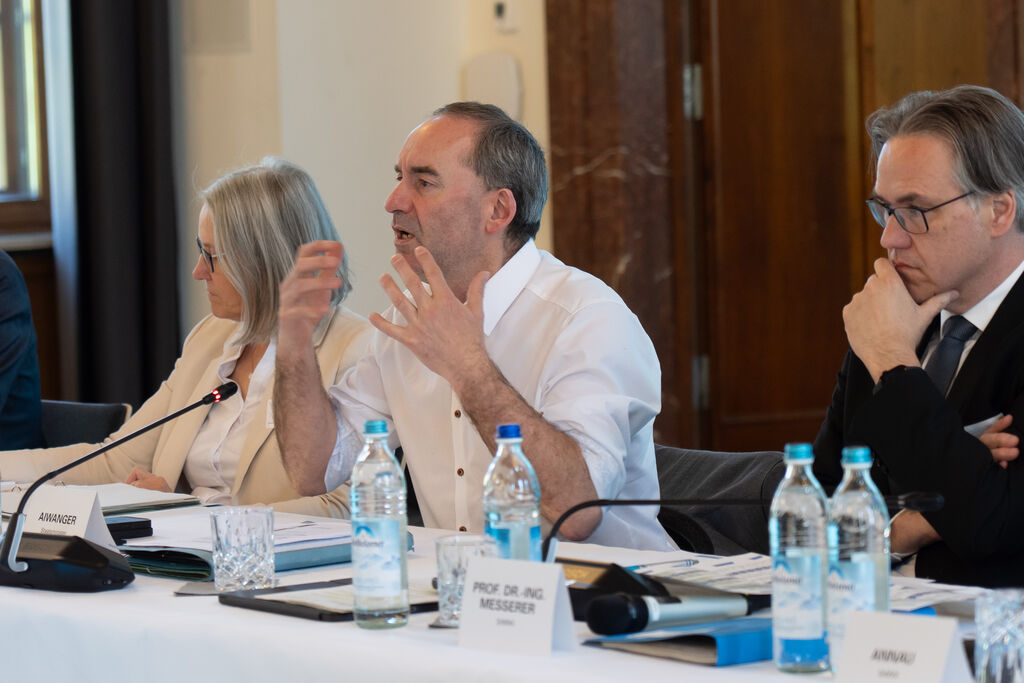 In seinem Statement forderte der Bayerische Wirtschafts- und Energieminister Hubert Aiwanger von der Bundesregierung, den Ausbau der Erneuerbaren nicht zum Erliegen zu bringen.
Foto: StMWi