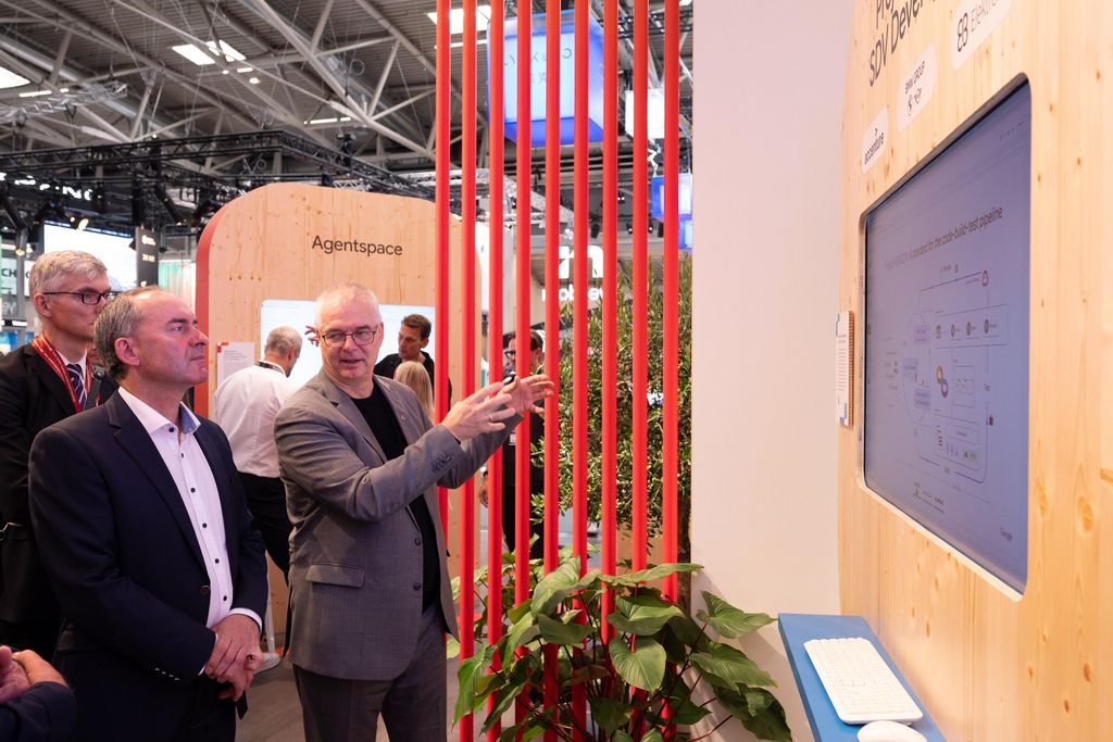 Impressionen des IAA Rundgangs mit Bayerns Wirtschaftsminister Hubert Aiwanger.