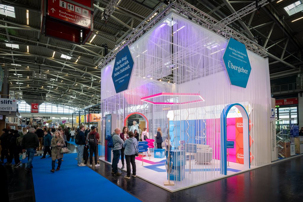 Das Bayerische Wirtschaftsministerium ist mit einem Messestand zum Thema Unternehmensnachfolge auf der Internationalen Handwerksmesse 2026 vertreten.