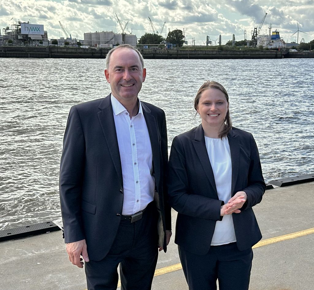 Bayerns Wirtschaftsminister Hubert Aiwanger und die Hamburger Wirtschaftssenatorin Dr. Melanie Leonhard im Hamburger Hafen. Foto: Marks/StMWi