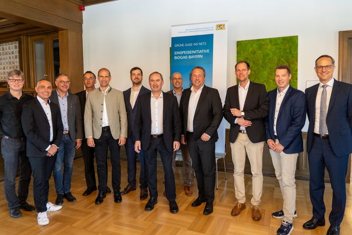 Energieminister Hubert Aiwanger gemeinsam mit den Mitunterzeichnern der &quot;Einspeiseinitiative Biogas Bayern&quot;. Foto: StMWi
