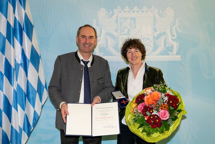 Staatsminister Aiwanger überreicht das Bundesverdienstkreuz an Frau Prof. Dr. Petra Schwille.
Foto: StMWi/E. Neureuther