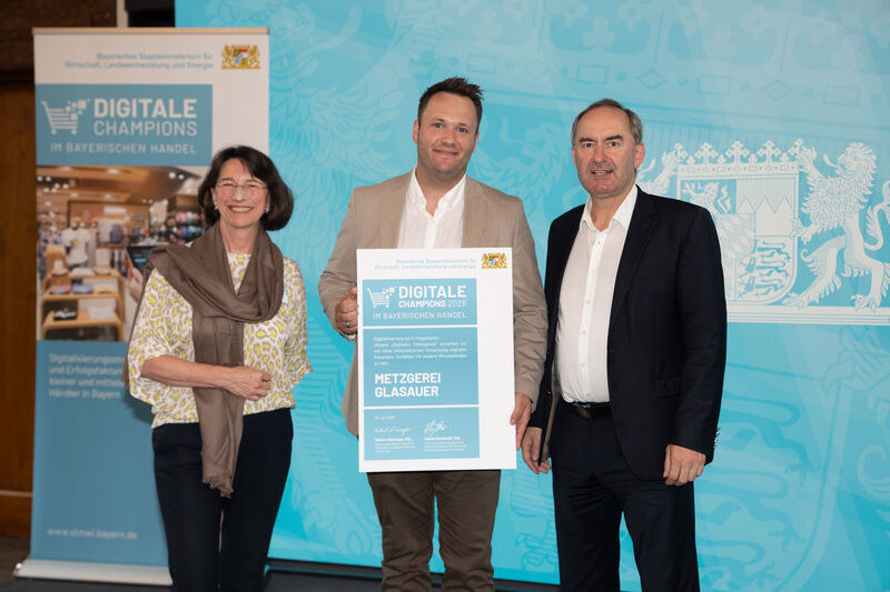 Die Metzgerei Glasauer GmbH aus Münnerstadt in Unterfranken hat die Auszeichnung für die Entwicklung einer digitalen Bestell- und Abhollösung mit Anbindung an einen 24/7-Verkaufsautomaten erhalten. Foto: StMWi/Bastian Brummer