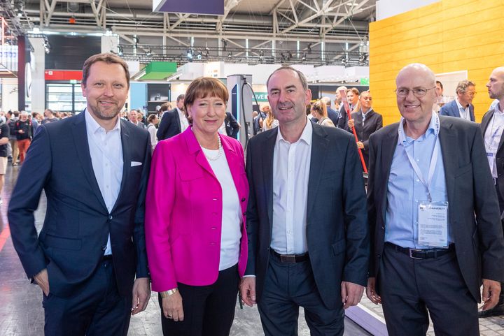 Bayerns Wirtschaftsminister Hubert Aiwanger besucht die IAA MOBILITY 2023.