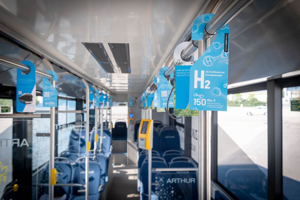 Bayerns Wirtschaftsminister Hubert Aiwanger besucht die IAA MOBILITY 2023