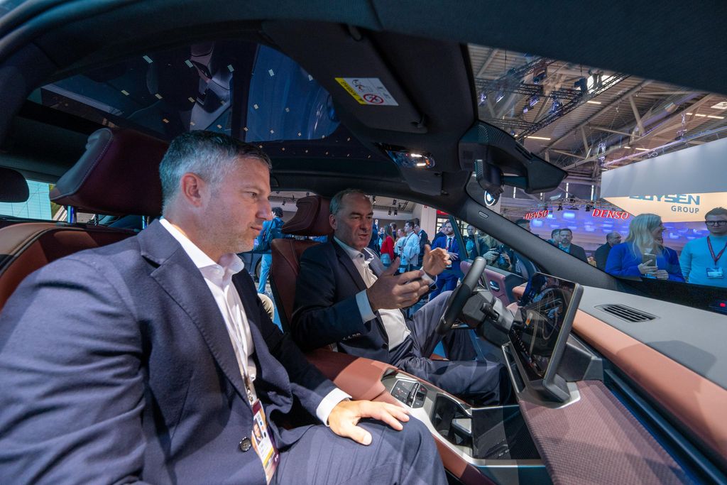 Impressionen des IAA Rundgangs mit Bayerns Wirtschaftsminister Hubert Aiwanger.