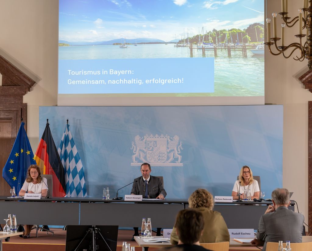 v. l. n. r. Daniela Leipelt (Geschäftsführerin der Oberschwaben Tourismus GmbH), Hubert Aiwanger (Wirtschaftsminister) und Barbara Radomski (Geschäftsführerin der BAYERN TOURISMUS Marketing GmbH) © StMWi/E. Neureuther