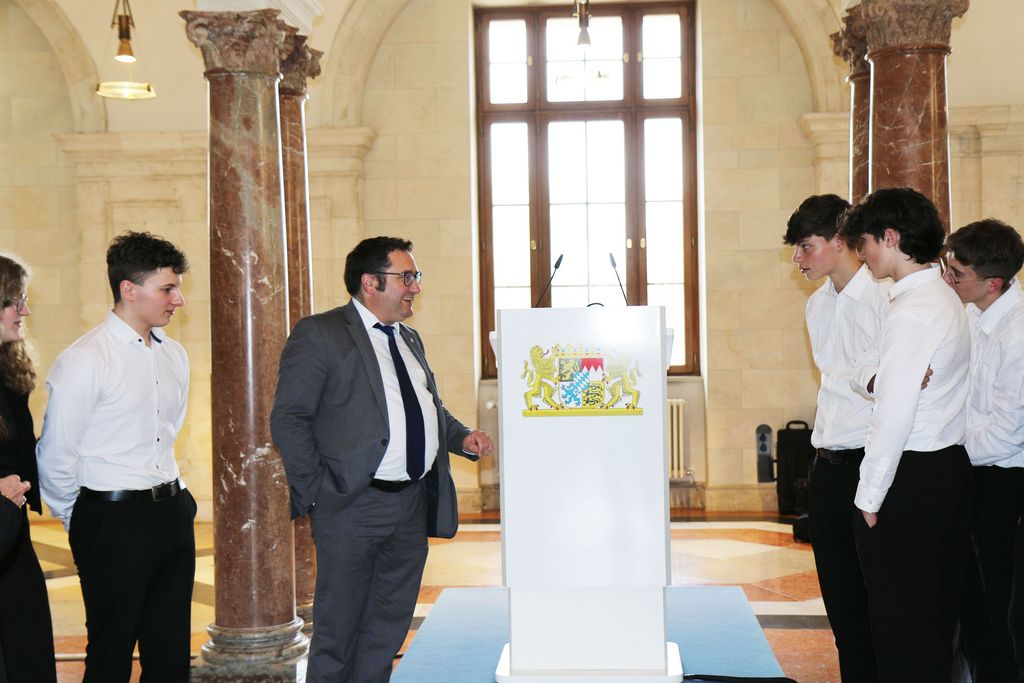 Treffen von Schülern mit Wirtschaftsstaatssekretär Tobias Gotthardt