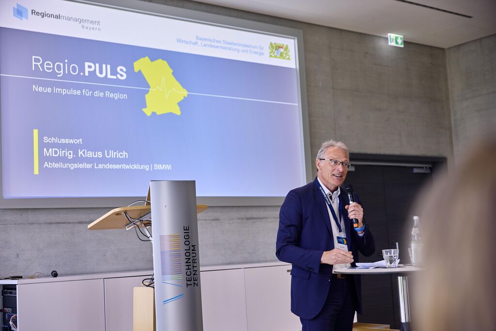 Impressionen von der Veranstaltung „Regio.PULS - Die Region im Wandel – vernetzt und lebenswert!“ in Augsburg mit Bayerns Wirtschaftssekretär Tobias Gotthardt.
