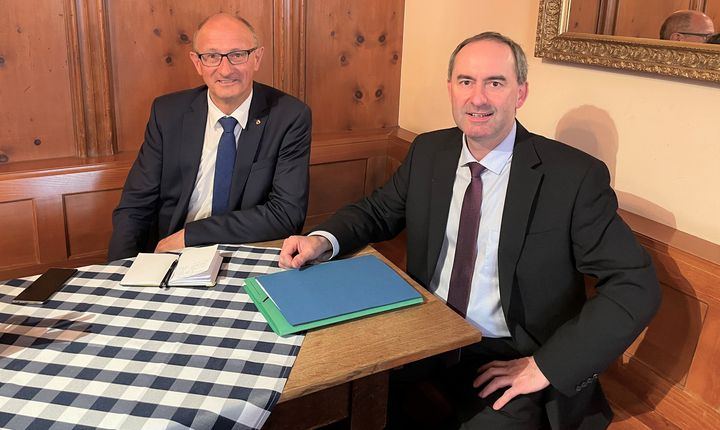 Bayerns Wirtschaftsminister Hubert Aiwanger hat am 31. März mit seinem Tiroler Amtskollegen Anton Mattle (im Bild links) in München über mögliche Lösungen im Brenner-Transitverkehr gesprochen. Quelle Foto: (c)StMWi