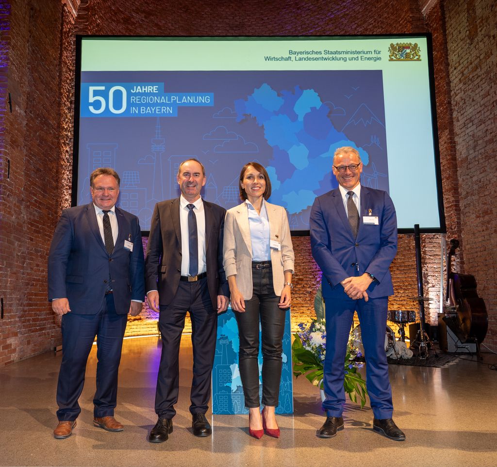 Festakt 50 Jahre Regionalplanung in Bayern (v.l.): Stefan Bosse (Oberbürgermeister Stadt Kaufbeuren und stv. Sprecher der Arbeitsgruppe der regionalen Planungsverbände), Wirtschaftsminister Hubert Aiwanger, Christiane Varga (Trend- und Zukunftsforscherin und Keynote-Sprecherin) und Klaus Ulrich (Chef der Landesentwicklung im Bayerischen Wirtschaftsministerium). Foto: StMWi/E.Neureuther