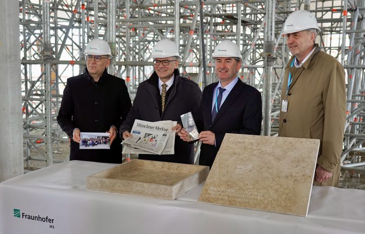 Von links: Mario Trapp (Leiter Fraunhofer IKS), Florian Herrmann (Staatskanzleiminister), Wirtschaftsminister Hubert Aiwanger und Hans-Otto Feldhütter (Fraunhofer Gesellschaft). Foto: StMWi