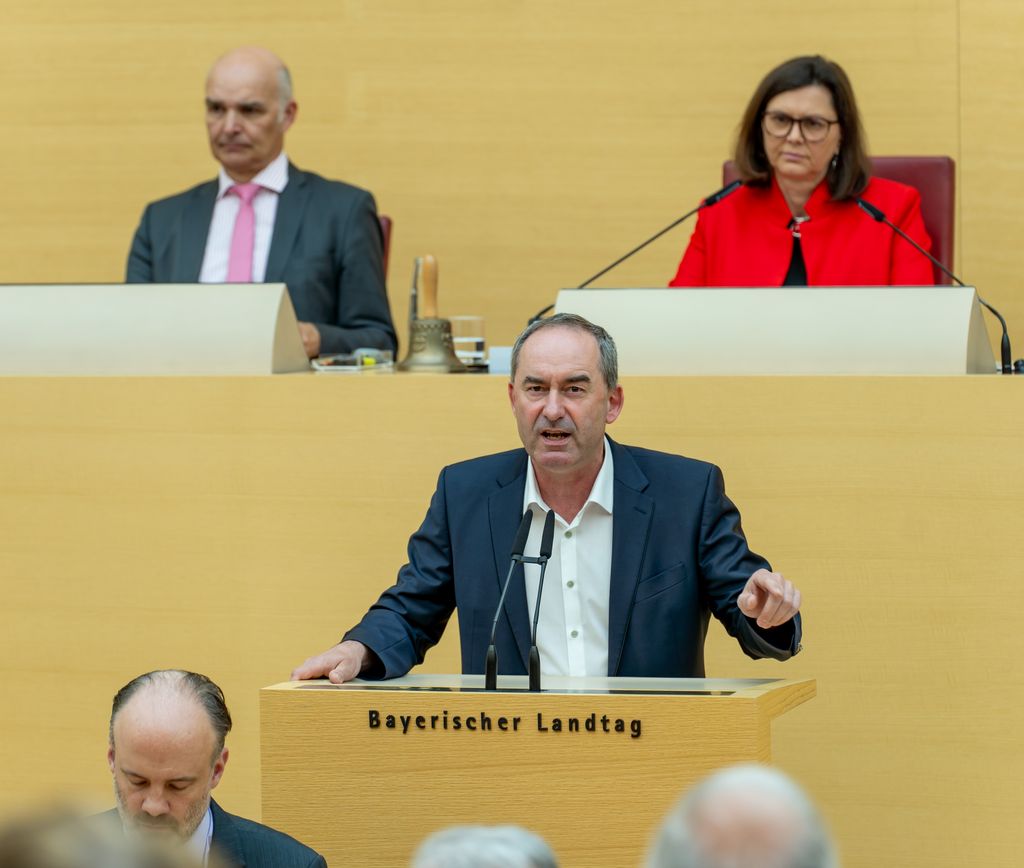Bayerns Wirtschaftsminister Hubert Aiwanger präsentierte den Doppelhaushalt des Staatsministeriums für Wirtschaft, Landesentwicklung und Energie im Bayerischen Landtag. Foto: Elke Neureuther/StMWi