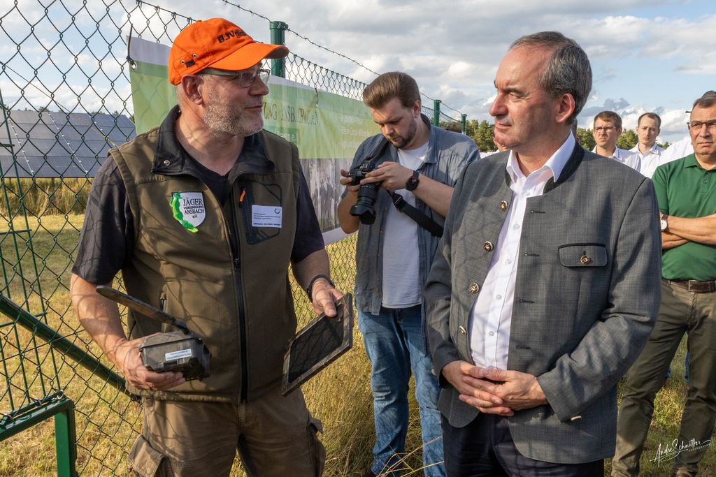 Wirtschaftsminister Aiwanger im Gespräch mit dem Vertreter der örtlichen Jägerschaft. Foto: StMWi/Andre Schnittker
