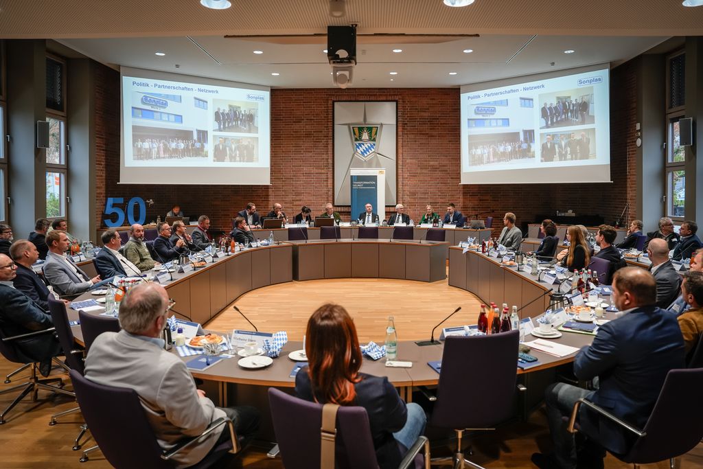 Wirtschaftsminister Hubert Aiwanger diskutiert mit Vertretern aus Wirtschaft, Kommunalpolitik und Sozialpartnern über die Transformation. Foto: StMWi/Wachtveitl.