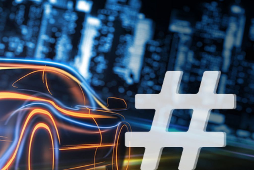 Ein Auto fährt auf einer Straße