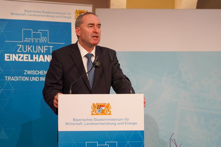 Staatsminister Hubert Aiwanger: &quot;Wir ermutigen Händler, Kommunen und andere lokale Akteure dazu, sich zu vernetzen und neue Konzepte zu entwickeln.&quot;
Foto: StMWi/ K. Huber