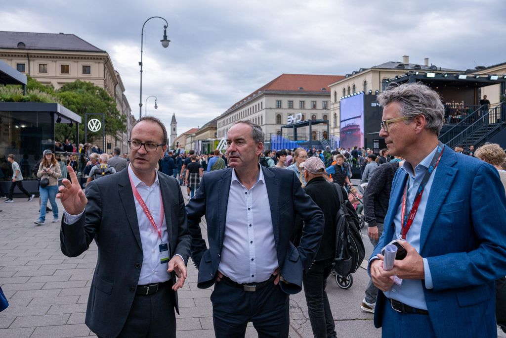 Bayerns Wirtschaftsminister Hubert Aiwanger besucht den IAA Open Space in München.