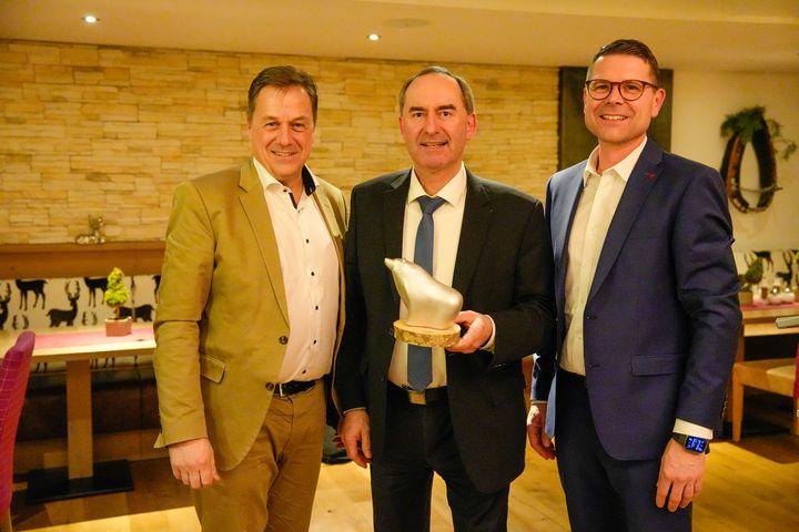 Bedankten sich bei Bayerns Wirtschaftsminister Hubert Aiwanger (Mitte) für seine Teilnahme: Grafenaus Bürgermeister Alexander Mayer (l.) und Jürgen Greipl, Vizepräsident IHK Niederbayern. 
Foto: StMWi/ K. Huber